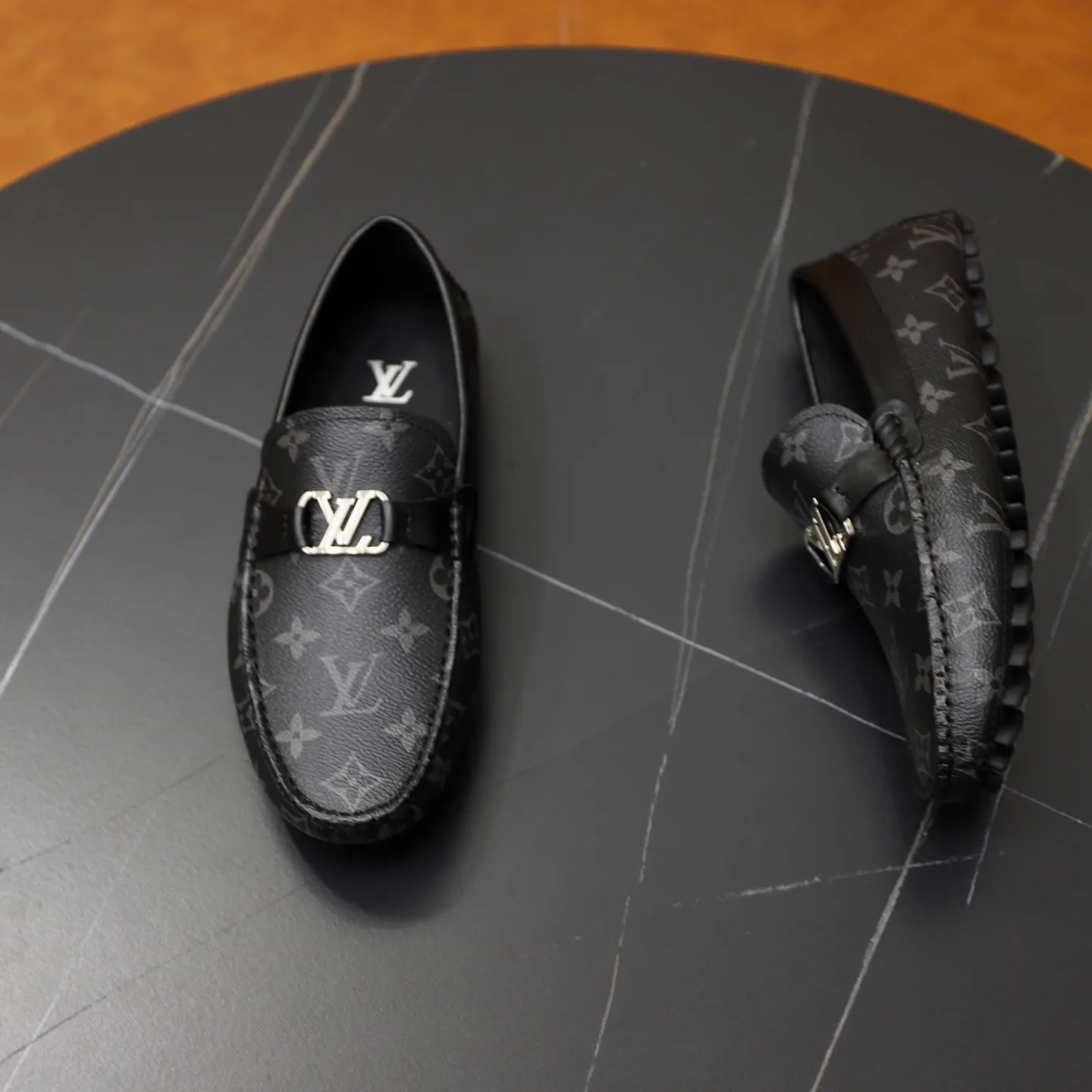 Ex-factory price: 480💰【LV】Louis Vuitton ⚠️High-end men’s driving and pedal series ⚠️38-44 (customized for 45) ⚠️All original cowhide leather! Thick and soft! Made entirely of calfskin lining! The latest non-slip beanie sole! Three-dimensional package technology! Fashionable and classic! Handicrafts! Original high quality! Feel free to compare!